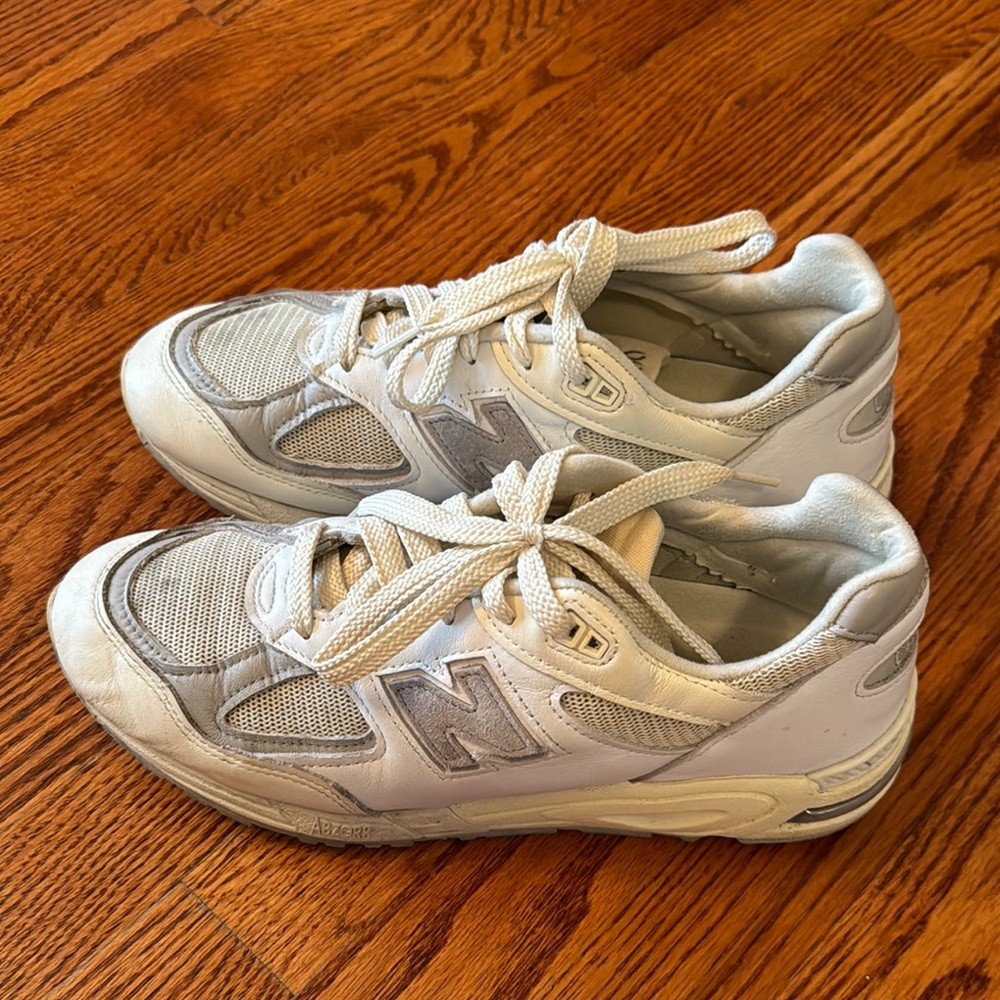 Men New Balance White and Gray Sneakers